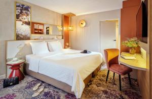 Postel nebo postele na pokoji v ubytování Hôtel Valdys Thalasso & Spa - Beau rivage