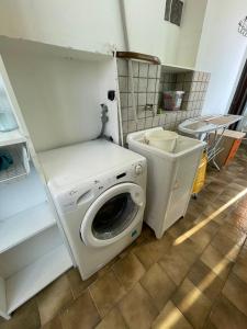 lavadero con lavadora y fregadero en Vulcano’s home, en Alliste
