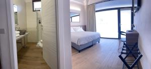 1 dormitorio con 1 cama y baño con ducha en Villoresi Rooms, en Castano Primo