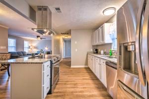 A kitchen or kitchenette at Vacation Rental Home about 15 Mi to Little Rock