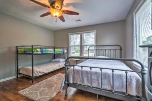 een slaapkamer met 2 stapelbedden en een plafondventilator bij Vacation Rental Home about 15 Mi to Little Rock in Jacksonville