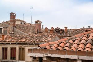 widok na dachy starego budynku w obiekcie Ca Rosalba by Venicevillas w Wenecji