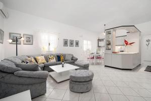 Una sala de estar con un sofá y una mesa y una cocina. en GARDEN HOUSE APARTMENT, en Pitsidia 39 fotos más
