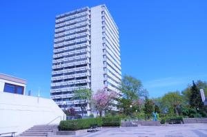 un edificio blanco alto con escaleras delante en Panoramic App C02-1, en Sierksdorf