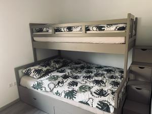 Dormitorio con litera y sábanas con plantas en Apartment Country House Zaton en Tišina