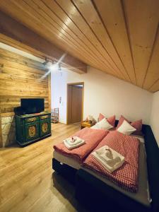 Un dormitorio con una cama con dos platos. en Almberghütte, en Philippsreut