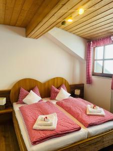 ein Schlafzimmer mit einem Bett mit zwei Handtüchern darauf in der Unterkunft Almberghütte in Philippsreut