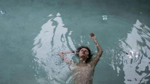 uma mulher está nadando na água em HOTEL & SPA Goldene Rose em Dinkelsbühl