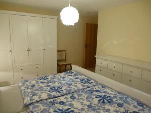 ザールブルクにあるFerienwohnung Jung im Johannisbornのベッドルーム1室(ベッド1台、ドレッサー付)