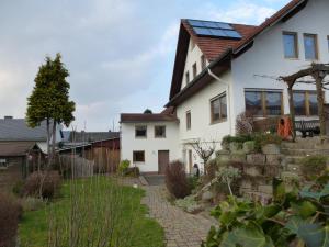 ザールブルクにあるFerienwohnung Jung im Johannisbornの屋根の白屋