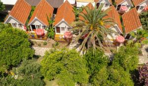 eine Luftansicht von Häusern mit orangefarbenen Dächern in der Unterkunft Clover Magic Nova Beach Hotel in Side