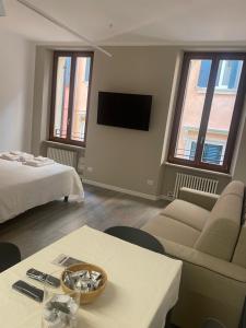 A television and/or entertainment centre at Residenza della Samaritana Classici