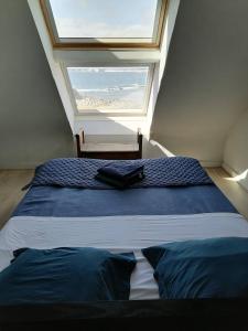 1 dormitorio con 1 cama grande y ventana grande en Villa Acces Direct A La Mer Liliy the sea, en Gâvres