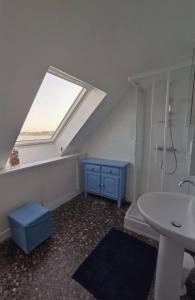 un baño en el ático con lavabo y ventana en Villa Acces Direct A La Mer Liliy the sea, en Gâvres