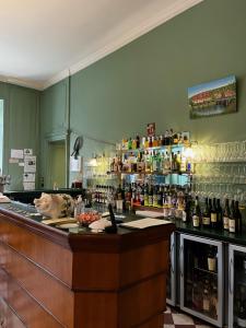 - un bar avec de nombreuses bouteilles de vin dans l'établissement Hôtel Restaurant Chez Gervais, à Quingey