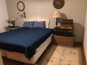Casa De Campo Boituva في بويتوفا: غرفة نوم مع سرير مع لحاف أزرق