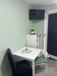 Zimmer mit einem weißen Tisch und einem Stuhl in der Unterkunft Ullis Pension für Monteure & Handwerker in Malsch