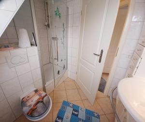 ガルディングにあるLianes-Husのバスルーム(シャワー、トイレ付)