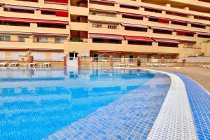 ein Schwimmbad vor einem Gebäude in der Unterkunft Relax Oasis del Mar in Puerto de Santiago