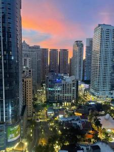 - une vue sur une ville de nuit avec des bâtiments dans l'établissement EJ's Staycation 22nd F with 200mbps Wi-Fi and NETFLIX, à Manille