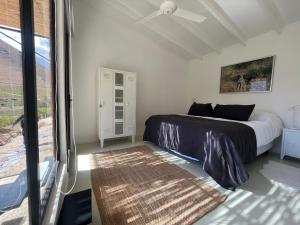 1 dormitorio con cama y ventana en Glaciar de Roca Lofts, en Horcón