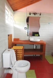 a bathroom with a toilet and a sink at hotel trecicogne in Morondava