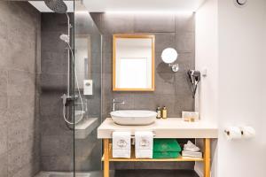 a bathroom with a sink and a shower at Hotel Quinta Do Furao in Santana