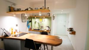 Kitchen o kitchenette sa calm and cozy flat with romantic garden