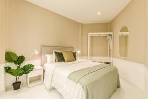 A bed or beds in a room at Apartamento Embajadores X Még 12 kép
