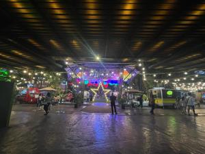 Un groupe de personnes se promenant autour d'un marché la nuit dans l'établissement EJ's Staycation 22nd F with 200mbps Wi-Fi and NETFLIX, à Manille