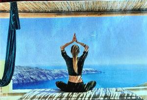 特里卡塞的住宿－BLU SUITE COTTAGE SUL MARE e SWIMMING POOL，一张画,画一个女人在床上做瑜伽