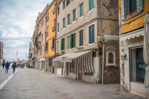 Una calle vacía con gente caminando por la calle en Ca dei Arsenaloti, appartamento in Biennale, en Venecia
