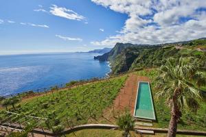 a view of the ocean from a resort at Hotel Quinta Do Furao in Santana