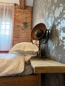 a room with a bed with a lamp on a table at Charming 2 Bed Apartment in Centre of Nottingham in Nottingham