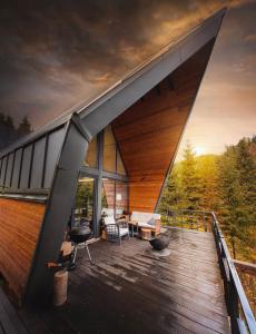 奧里亞奇的住宿－SpitzBergen house，一座带木甲板的大型屋顶房屋