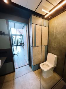 łazienka z toaletą i szklaną ścianą w obiekcie SpitzBergen house w mieście Orawczyk