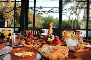 een tafel met eten en drinken erop bij Arbel Guest House Shavit Family in Arbel