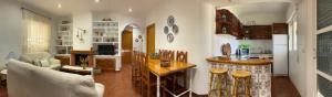 uma cozinha com uma mesa e um balcão num quarto em El secanillo em San Roque