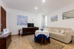 salon z kanapą i stołem w obiekcie YourHouse Ca Na Mosseta w mieście Porreres