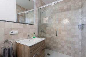 łazienka z umywalką i prysznicem w obiekcie YourHouse Ca Na Mosseta w mieście Porreres