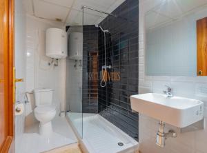 y baño con lavabo, aseo y ducha. en Hotel Velis - Avenida I, en Vélez-Málaga