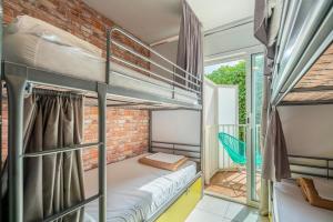 Habitación con 2 literas y ventana en Casa Barcelo Camp Nou Barcelona, en Hospitalet de Llobregat