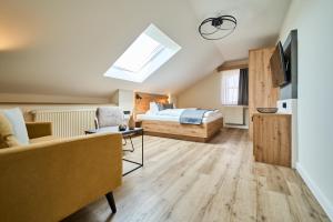 1 dormitorio con 1 cama y tragaluz en Appartementhaus Silvia, en Bad Füssing