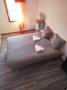 uma sala de estar com um sofá com almofadas e uma janela em Aubagne 3 chambre au petit pin vert em Aubagne