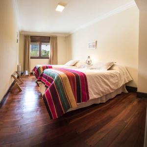 1 dormitorio con 2 camas con mantas a rayas en Amplio departamento con excelente ubicación en Salta
