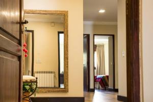pasillo con espejo y sala de estar en Amplio departamento con excelente ubicación en Salta
