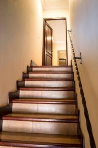 un conjunto de escaleras en un edificio con puerta en Amplio departamento con excelente ubicación en Salta
