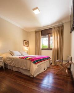 Un dormitorio con una cama grande y una ventana en Amplio departamento con excelente ubicación en Salta