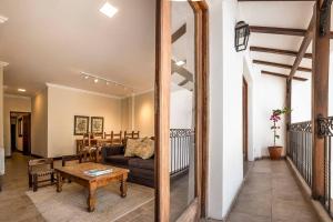 una sala de estar con un sofá y una mesa en Amplio departamento con excelente ubicación, en Salta