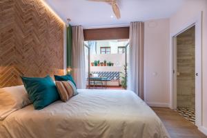 Postel nebo postele na pokoji v ubytování Vestal Suites Domo